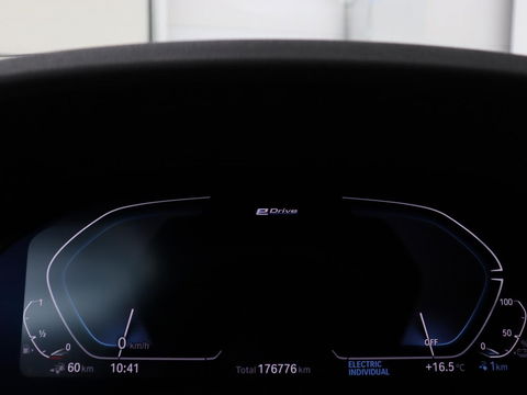 BMW 3-serie 320e M-Sport | Panoramadak | Adaptive cruise | Leder | Trekhaak | Head-Up | Camera | Stoel & stuurverwarming | Carplay | Navigatie | Sfeerverlichting | Live Cockpit