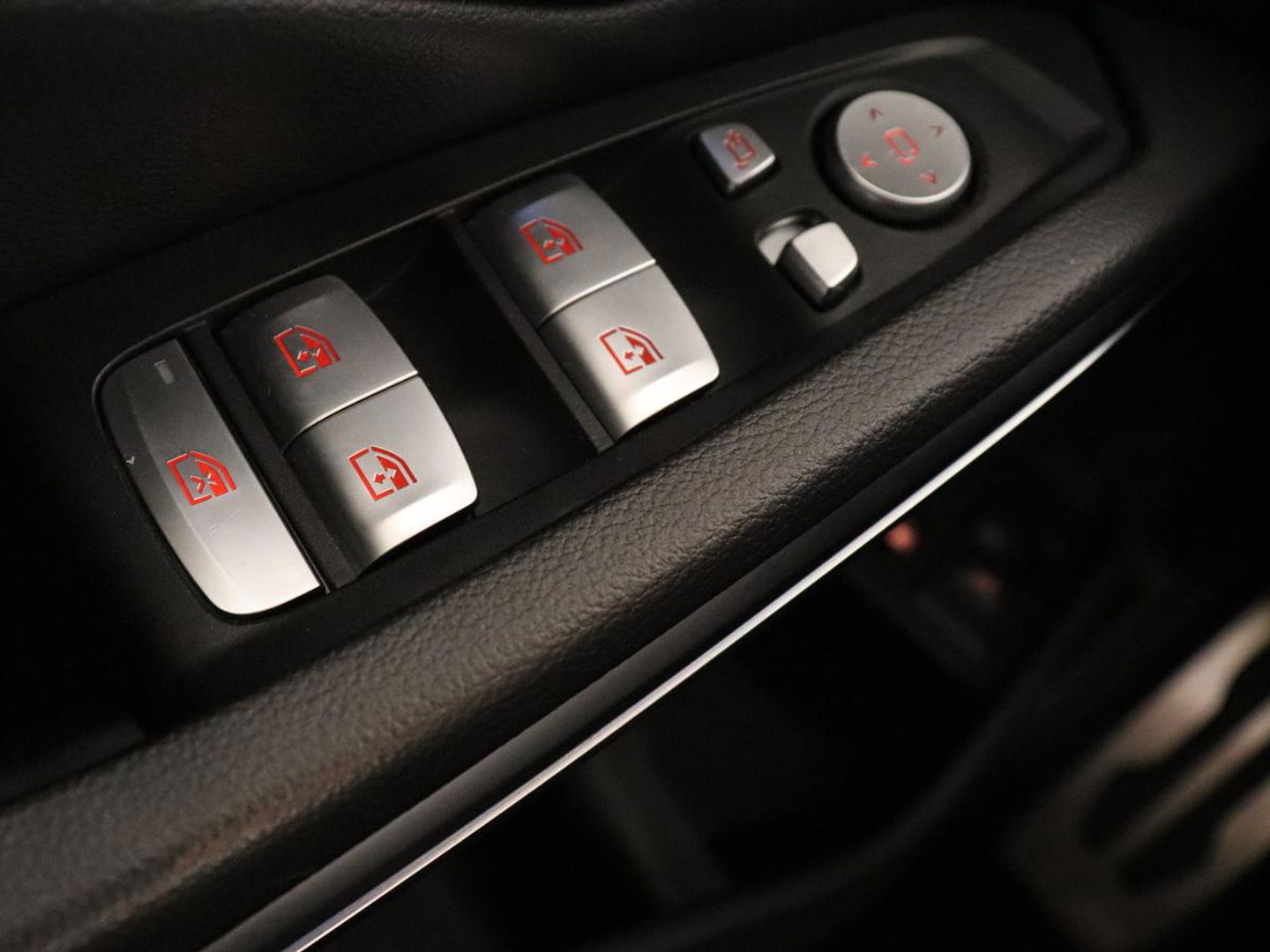 BMW 3-serie 320e M-Sport | Panoramadak | Adaptive cruise | Leder | Trekhaak | Head-Up | Camera | Stoel & stuurverwarming | Carplay | Navigatie | Sfeerverlichting | Live Cockpit