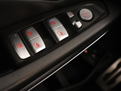 BMW 3-serie 320e M-Sport | Panoramadak | Adaptive cruise | Leder | Trekhaak | Head-Up | Camera | Stoel & stuurverwarming | Carplay | Navigatie | Sfeerverlichting | Live Cockpit