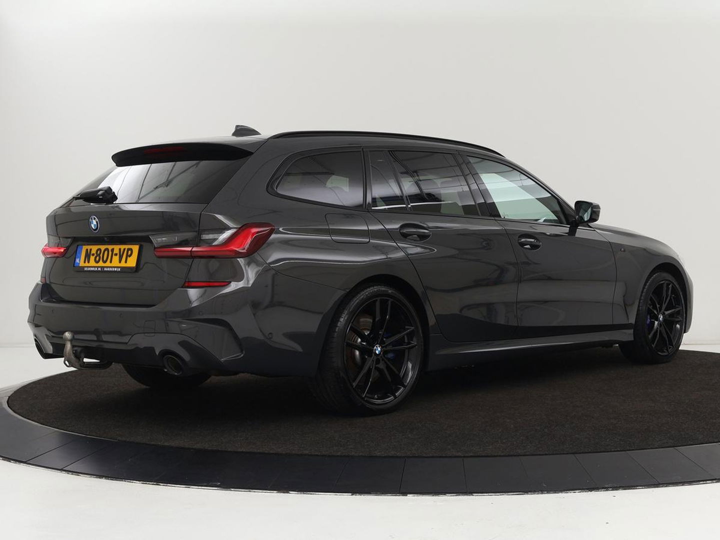 BMW 3-serie 320e M-Sport | Panoramadak | Adaptive cruise | Leder | Trekhaak | Head-Up | Camera | Stoel & stuurverwarming | Carplay | Navigatie | Sfeerverlichting | Live Cockpit