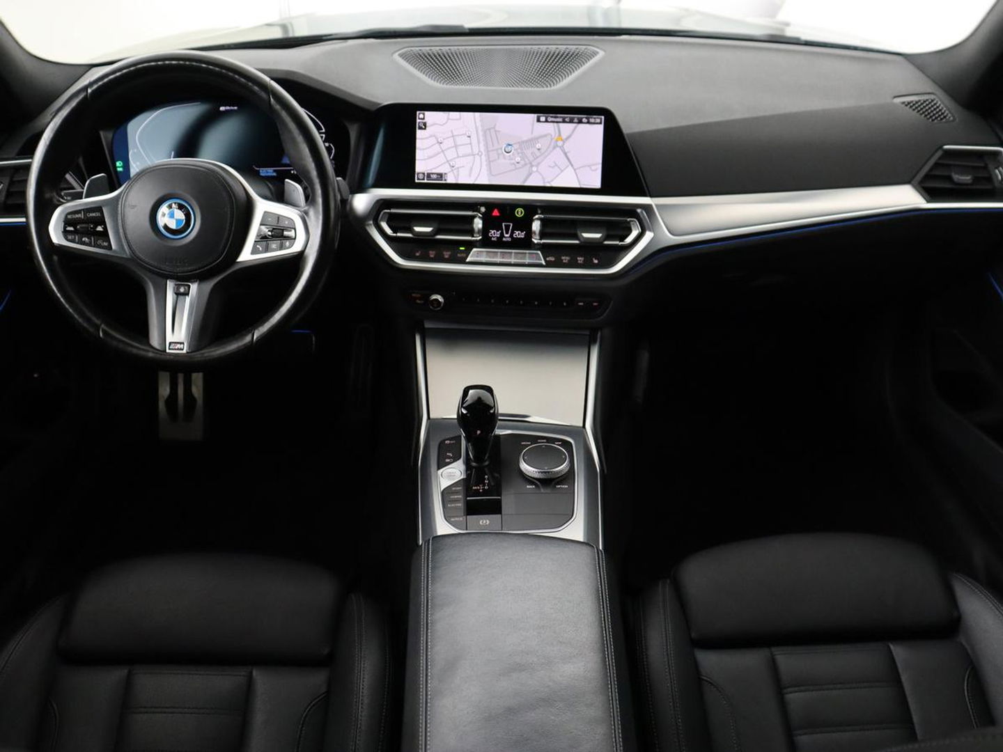 BMW 3-serie 320e M-Sport | Panoramadak | Adaptive cruise | Leder | Trekhaak | Head-Up | Camera | Stoel & stuurverwarming | Carplay | Navigatie | Sfeerverlichting | Live Cockpit