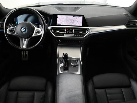 BMW 3-serie 320e M-Sport | Panoramadak | Adaptive cruise | Leder | Trekhaak | Head-Up | Camera | Stoel & stuurverwarming | Carplay | Navigatie | Sfeerverlichting | Live Cockpit