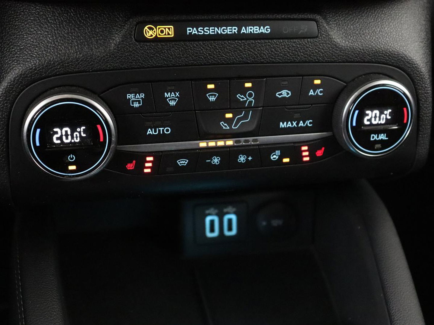 Ford Focus 1.0 EcoBoost Titanium X | Stoel & stuurverwarming | Trekhaak | Adaptive cruise | Camera | Full LED | Carplay | B&O Sound | Digital Cockpit | Keyless | Climate control