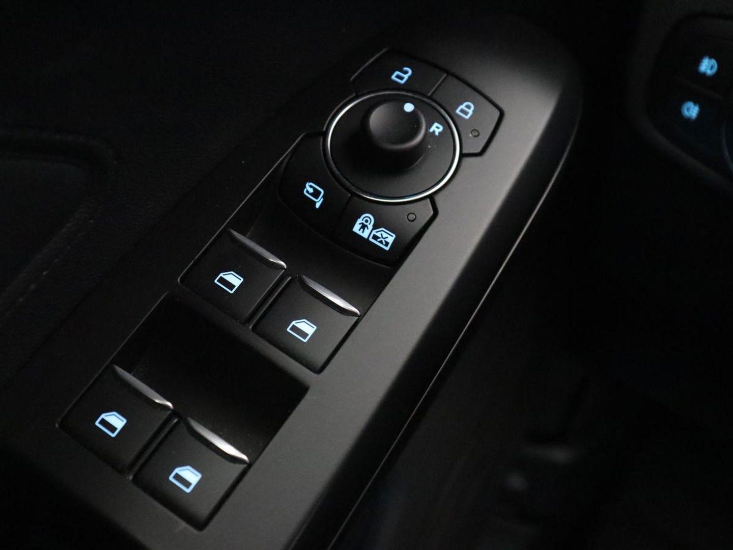 Ford Focus 1.0 EcoBoost Titanium X | Stoel & stuurverwarming | Trekhaak | Adaptive cruise | Camera | Full LED | Carplay | B&O Sound | Digital Cockpit | Keyless | Climate control