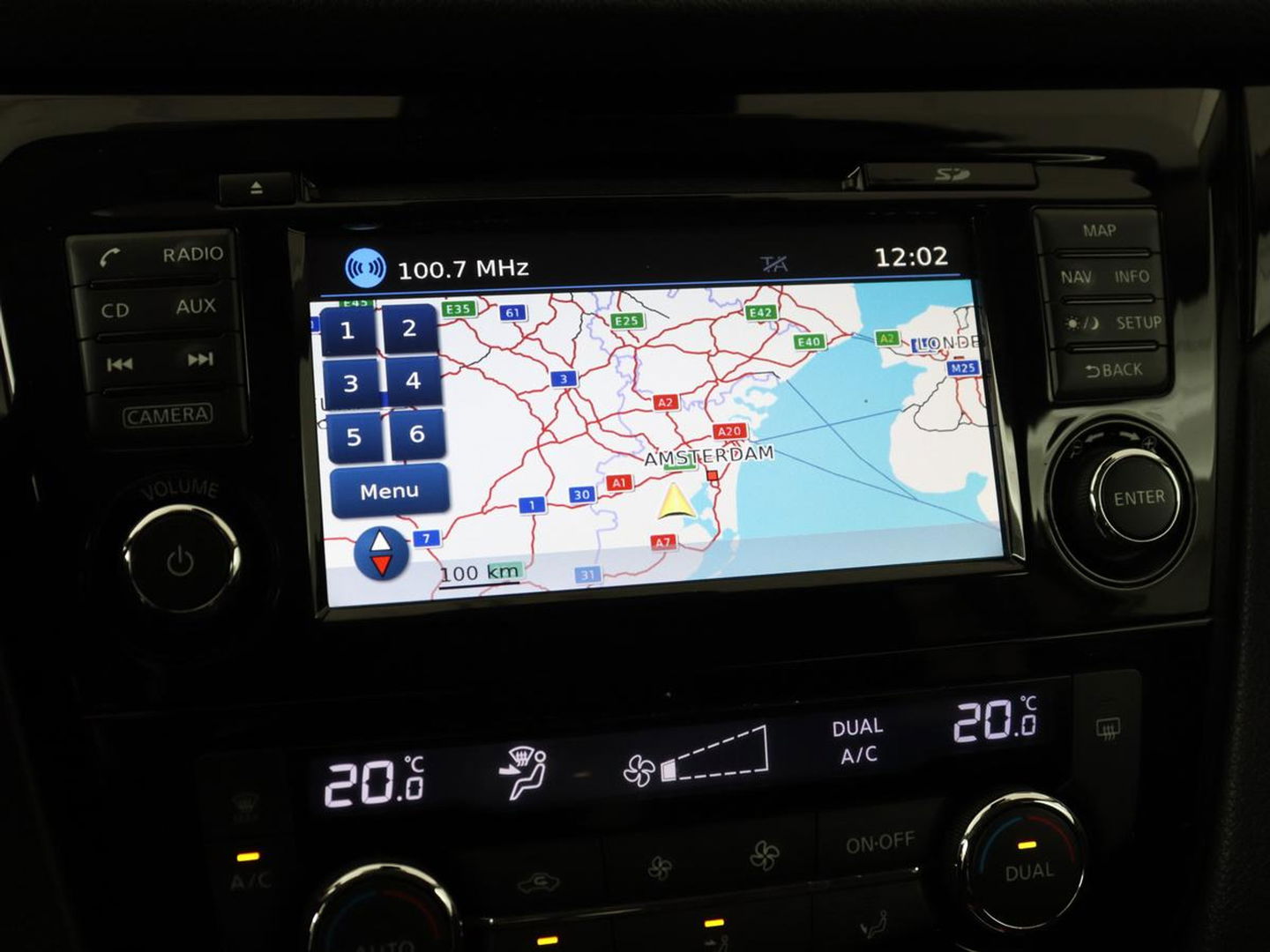 Nissan QASHQAI 1.2 N-Connecta | Panoramadak | Trekhaak | 360 Camera | Navigatie | Bluetooth | Climate control | Cruise control