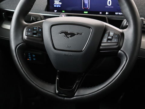 Ford Mustang Mach-E RWD 75 kWh | Panoramadak | Leder | Trekhaak | Stoelverwarming | Adaptive cruise | 360 camera | Adaptive cruise | B&O Sound | Stuurverwarming