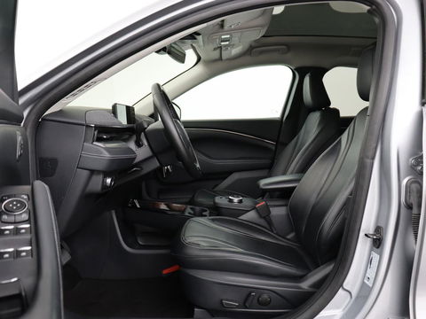 Ford Mustang Mach-E RWD 75 kWh | Panoramadak | Leder | Trekhaak | Stoelverwarming | Adaptive cruise | 360 camera | Adaptive cruise | B&O Sound | Stuurverwarming