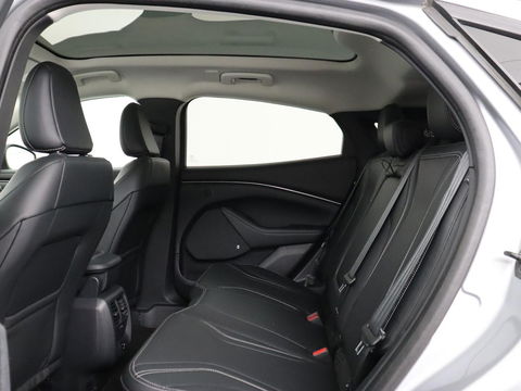 Ford Mustang Mach-E RWD 75 kWh | Panoramadak | Leder | Trekhaak | Stoelverwarming | Adaptive cruise | 360 camera | Adaptive cruise | B&O Sound | Stuurverwarming