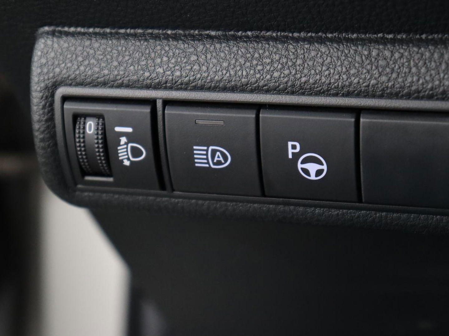 Toyota Corolla 1.8 Hybrid GR-Sport | Trekhaak | Stoelverwarming | Adaptive cruise | Camera | Carplay | Sportstoelen | Full LED | Park Assist | Keyless