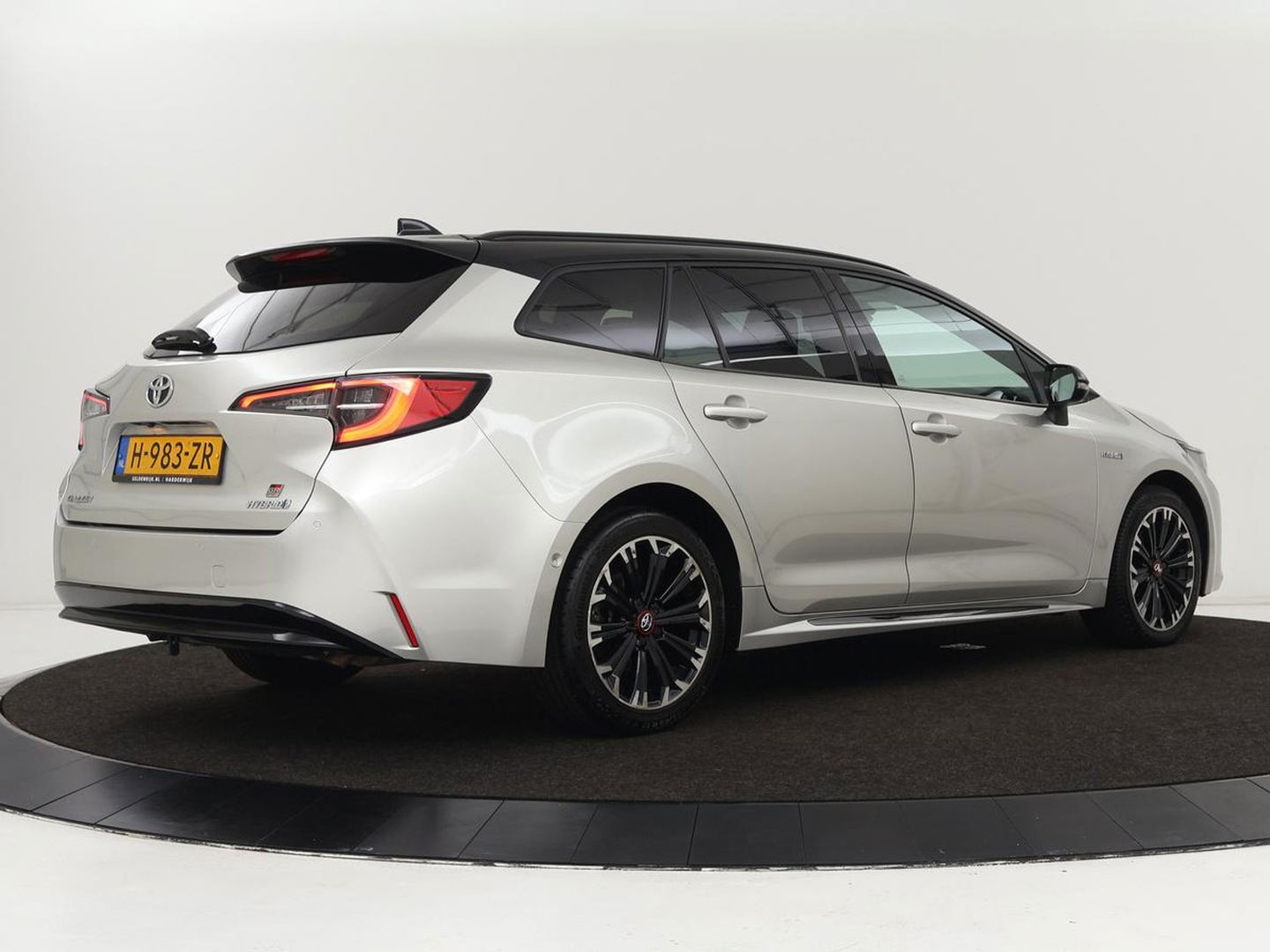 Toyota Corolla 1.8 Hybrid GR-Sport | Trekhaak | Stoelverwarming | Adaptive cruise | Camera | Carplay | Sportstoelen | Full LED | Park Assist | Keyless