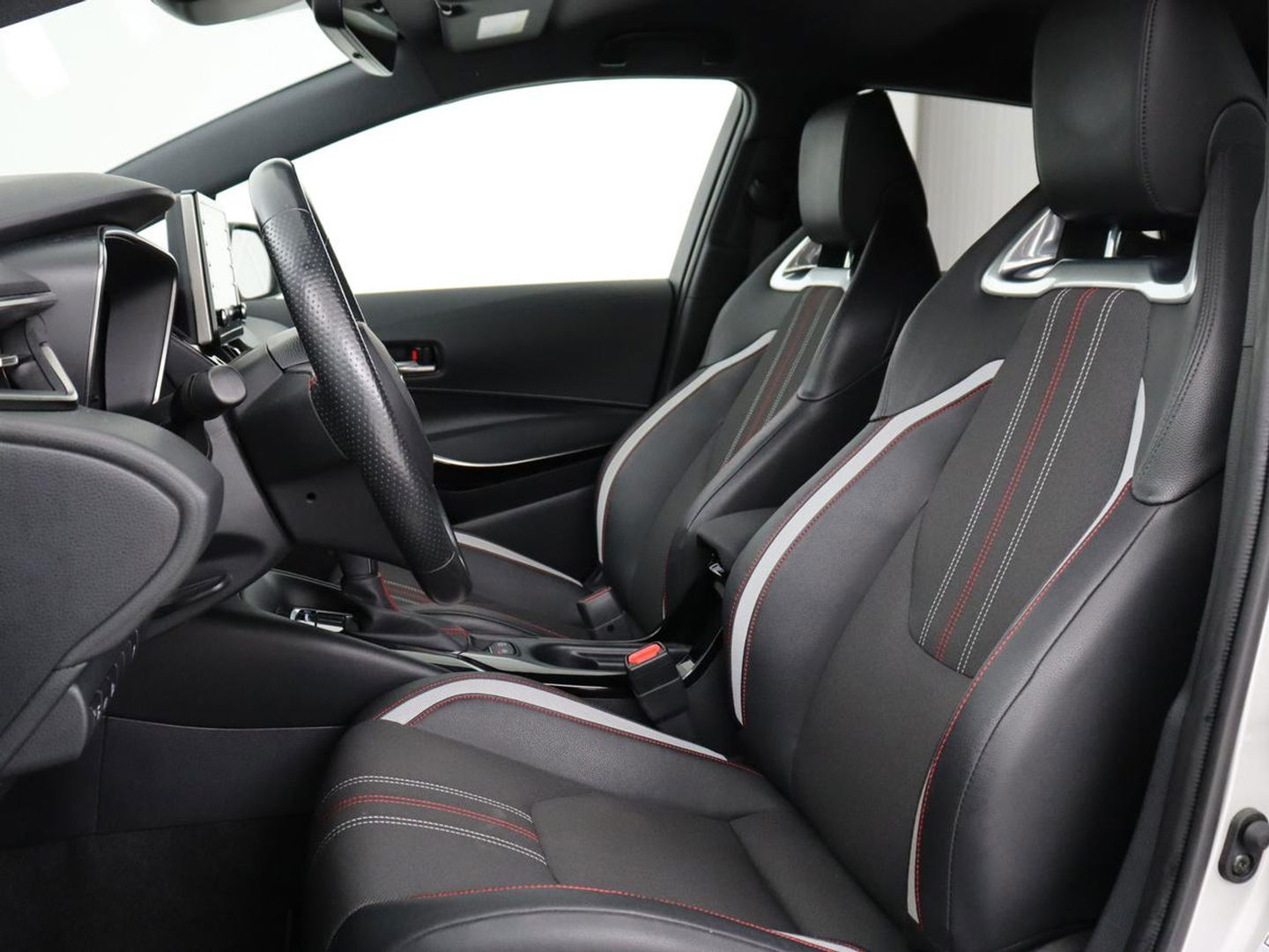 Toyota Corolla 1.8 Hybrid GR-Sport | Trekhaak | Stoelverwarming | Adaptive cruise | Camera | Carplay | Sportstoelen | Full LED | Park Assist | Keyless
