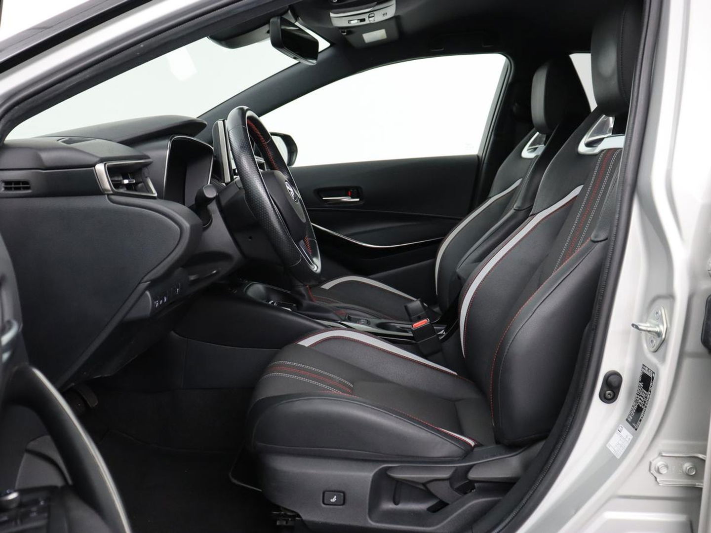 Toyota Corolla 1.8 Hybrid GR-Sport | Trekhaak | Stoelverwarming | Adaptive cruise | Camera | Carplay | Sportstoelen | Full LED | Park Assist | Keyless