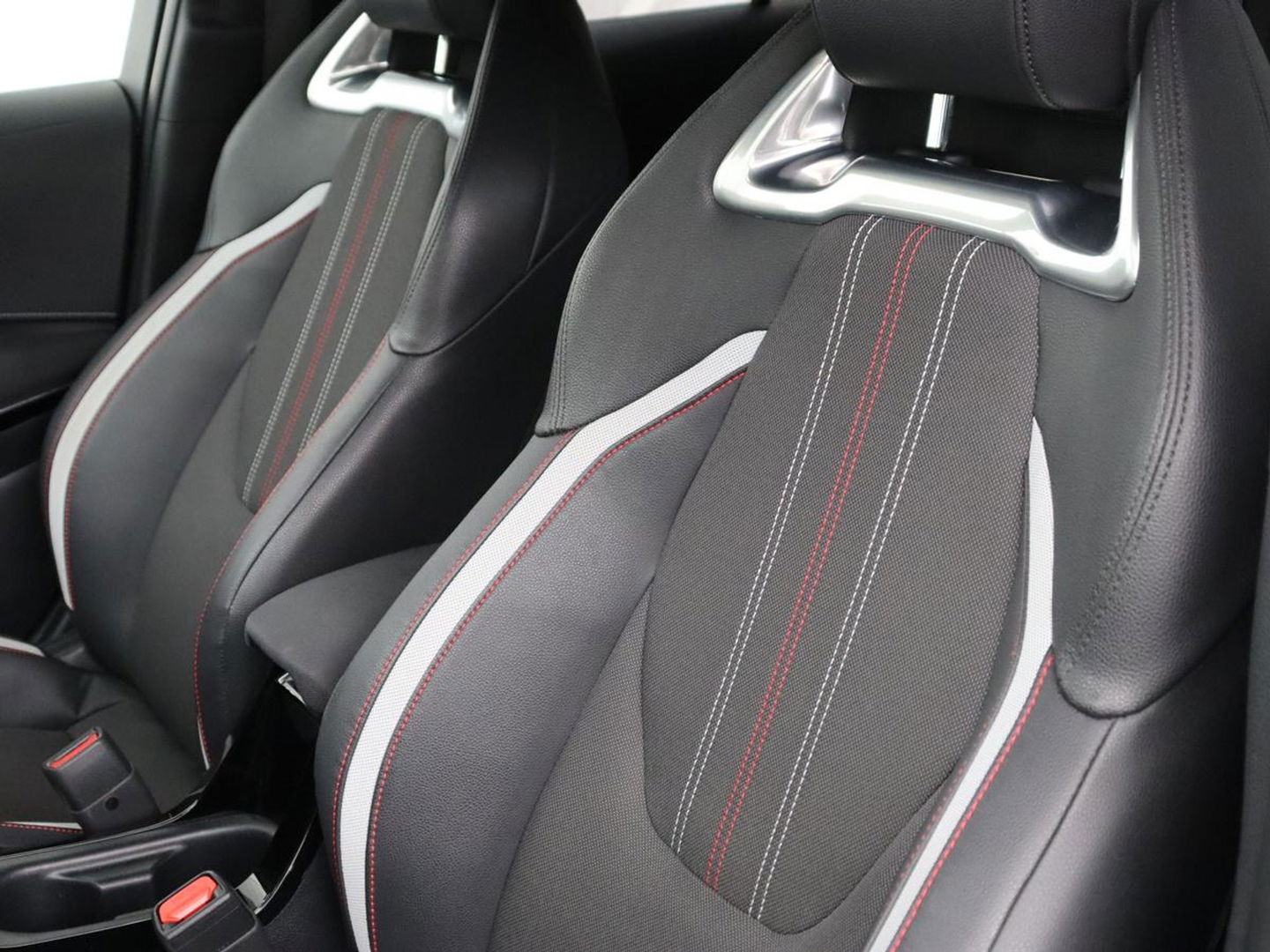 Toyota Corolla 1.8 Hybrid GR-Sport | Trekhaak | Stoelverwarming | Adaptive cruise | Camera | Carplay | Sportstoelen | Full LED | Park Assist | Keyless