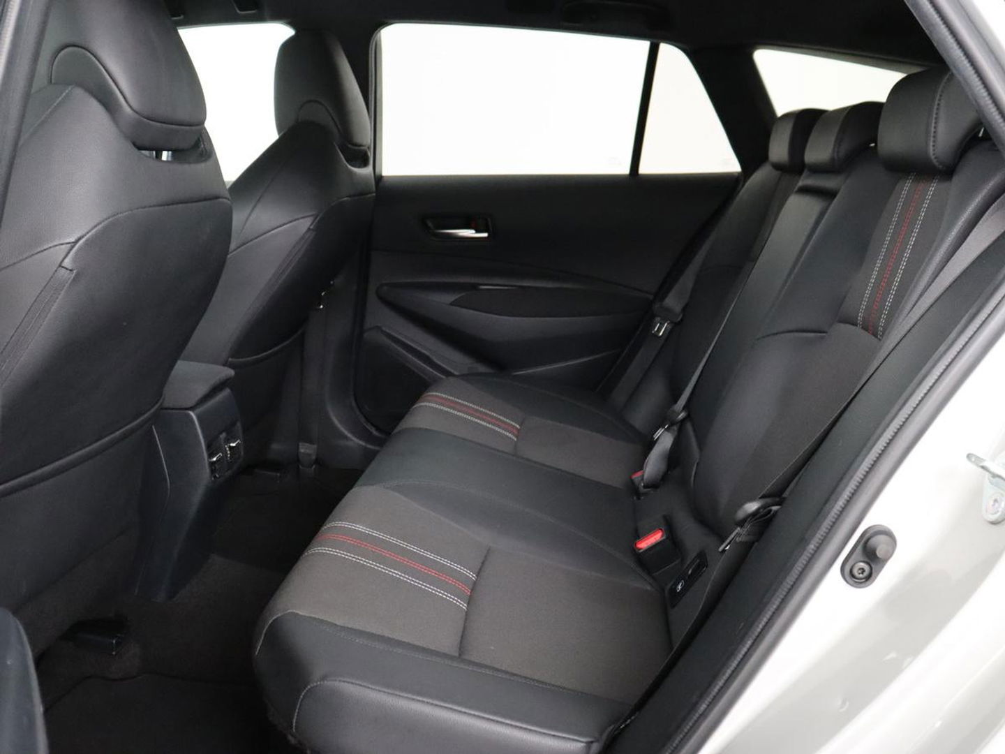 Toyota Corolla 1.8 Hybrid GR-Sport | Trekhaak | Stoelverwarming | Adaptive cruise | Camera | Carplay | Sportstoelen | Full LED | Park Assist | Keyless