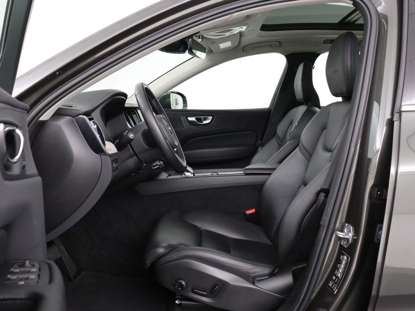 Volvo XC60 2.0 T8 Twin Engine AWD Inscription | Panoramadak | Trekhaak | Leder | Camera | Carplay | Navigatie | Full LED | Climate control