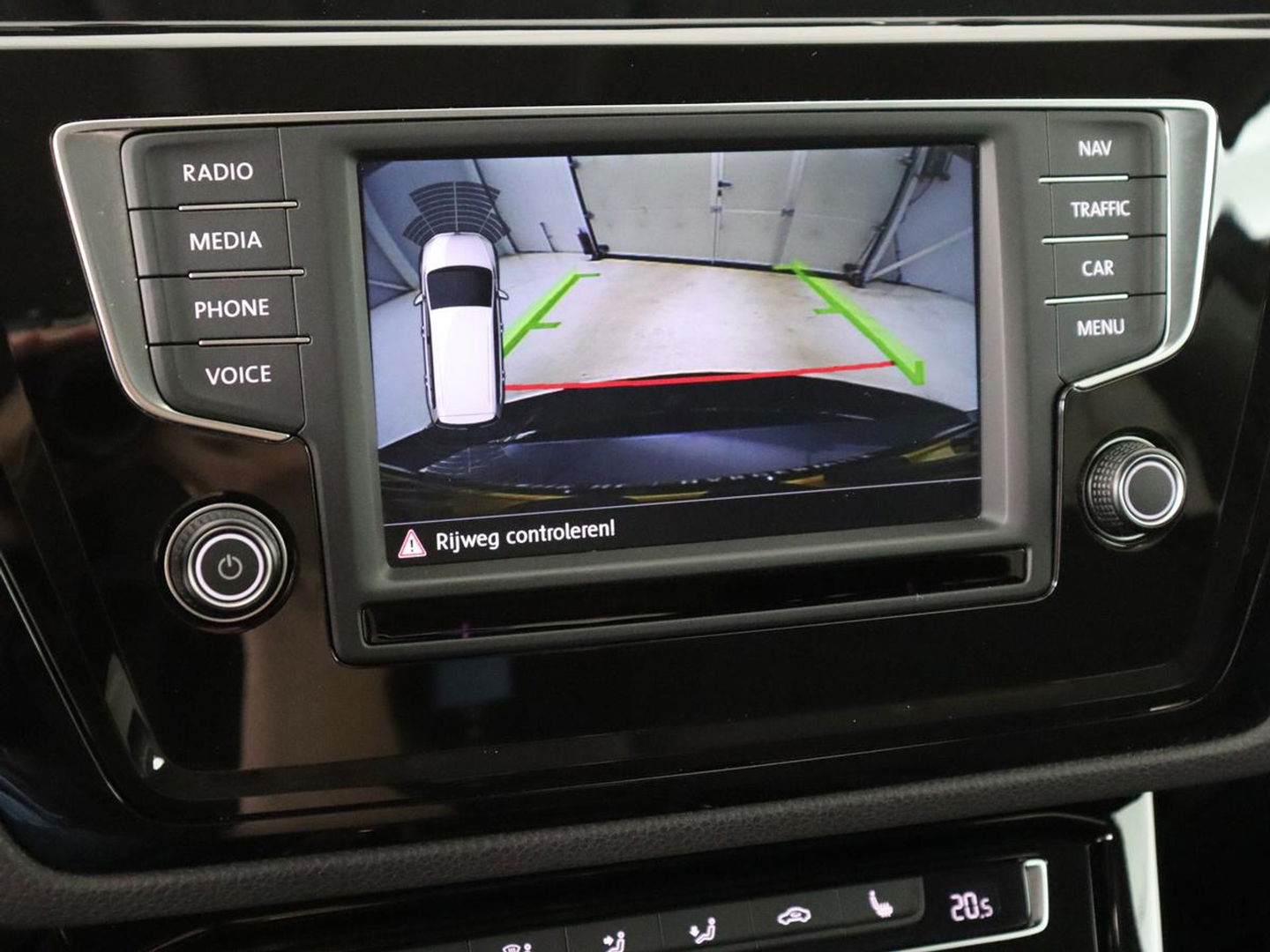 Volkswagen Touran 1.4 TSI R Line 7-persoons | Automaat | Stoelverwarming | Trekhaak | Camera | Massage | Adaptief LED | Parkeerhulp | Adaptive cruise