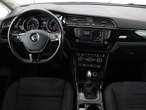 Volkswagen Touran 1.4 TSI R Line 7-persoons | Automaat | Stoelverwarming | Trekhaak | Camera | Massage | Adaptief LED | Parkeerhulp | Adaptive cruise