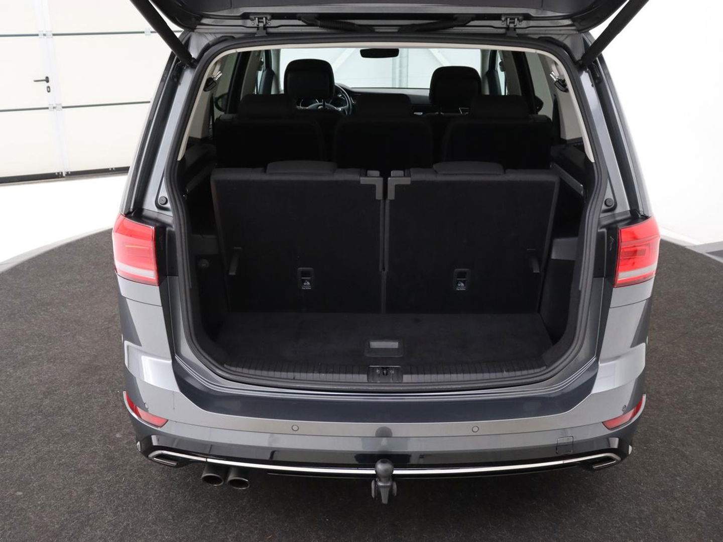 Volkswagen Touran 1.4 TSI R Line 7-persoons | Automaat | Stoelverwarming | Trekhaak | Camera | Massage | Adaptief LED | Parkeerhulp | Adaptive cruise