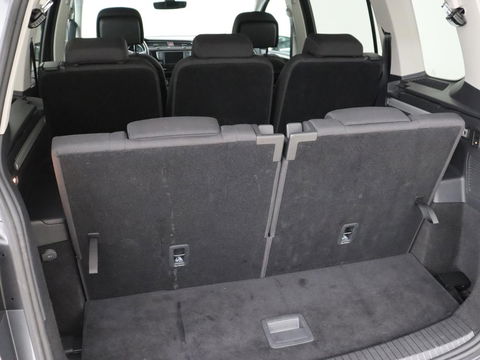 Volkswagen Touran 1.4 TSI R Line 7-persoons | Automaat | Stoelverwarming | Trekhaak | Camera | Massage | Adaptief LED | Parkeerhulp | Adaptive cruise