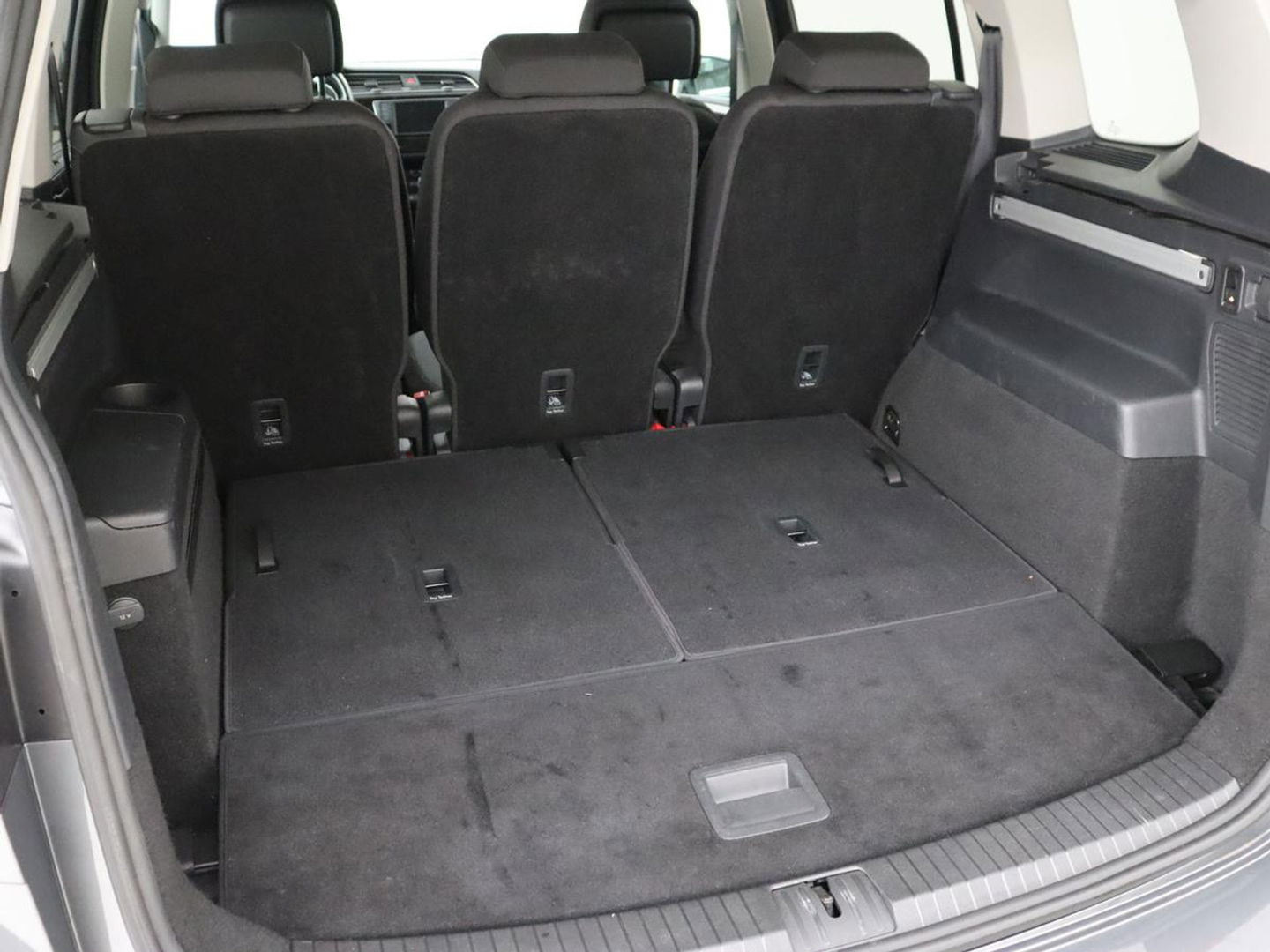 Volkswagen Touran 1.4 TSI R Line 7-persoons | Automaat | Stoelverwarming | Trekhaak | Camera | Massage | Adaptief LED | Parkeerhulp | Adaptive cruise
