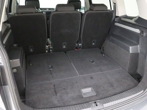 Volkswagen Touran 1.4 TSI R Line 7-persoons | Automaat | Stoelverwarming | Trekhaak | Camera | Massage | Adaptief LED | Parkeerhulp | Adaptive cruise