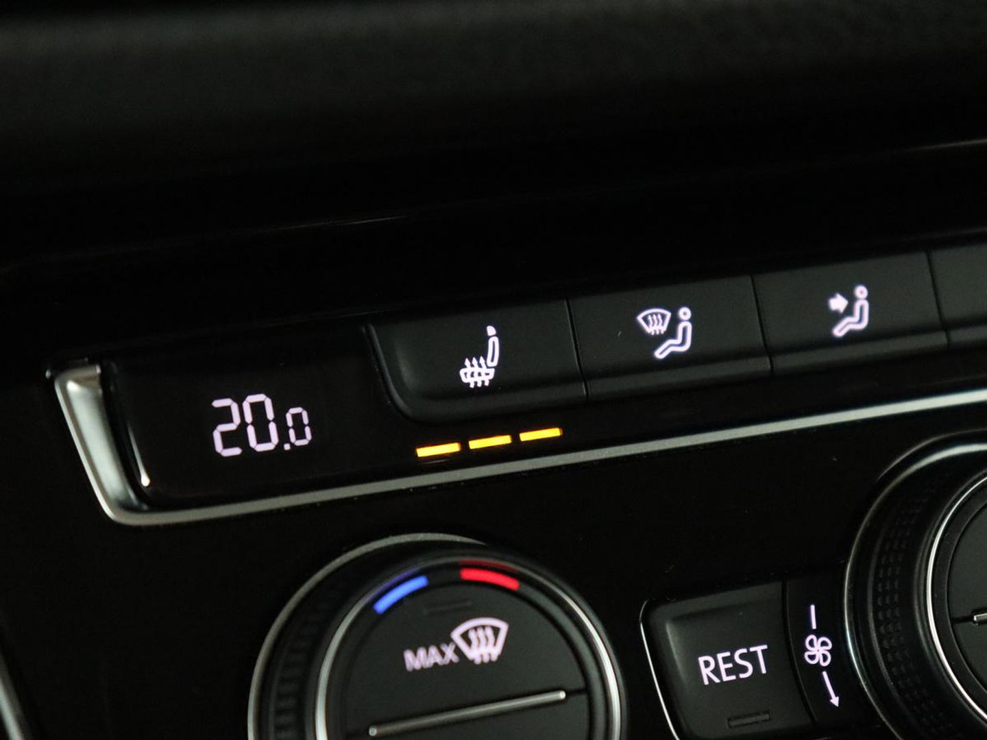 Volkswagen Touran 1.4 TSI R Line 7-persoons | Automaat | Stoelverwarming | Trekhaak | Camera | Massage | Adaptief LED | Parkeerhulp | Adaptive cruise