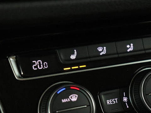 Volkswagen Touran 1.4 TSI R Line 7-persoons | Automaat | Stoelverwarming | Trekhaak | Camera | Massage | Adaptief LED | Parkeerhulp | Adaptive cruise