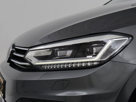 Volkswagen Touran 1.4 TSI R Line 7-persoons | Automaat | Stoelverwarming | Trekhaak | Camera | Massage | Adaptief LED | Parkeerhulp | Adaptive cruise