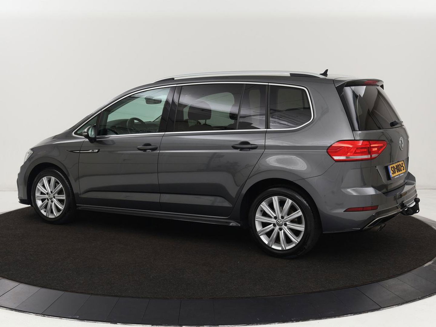 Volkswagen Touran 1.4 TSI R Line 7-persoons | Automaat | Stoelverwarming | Trekhaak | Camera | Massage | Adaptief LED | Parkeerhulp | Adaptive cruise