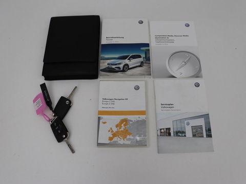 Volkswagen Touran 1.4 TSI R Line 7-persoons | Automaat | Stoelverwarming | Trekhaak | Camera | Massage | Adaptief LED | Parkeerhulp | Adaptive cruise