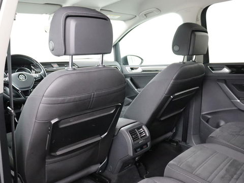 Volkswagen Touran 1.4 TSI R Line 7-persoons | Automaat | Stoelverwarming | Trekhaak | Camera | Massage | Adaptief LED | Parkeerhulp | Adaptive cruise