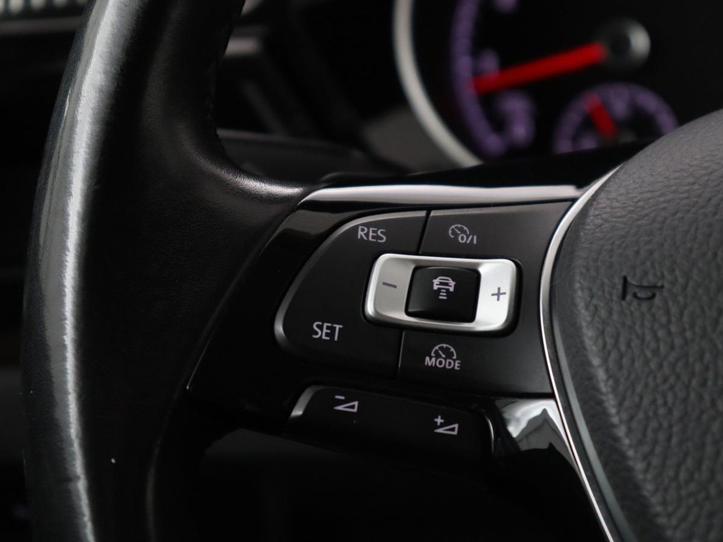 Volkswagen Touran 1.4 TSI R Line 7-persoons | Automaat | Stoelverwarming | Trekhaak | Camera | Massage | Adaptief LED | Parkeerhulp | Adaptive cruise