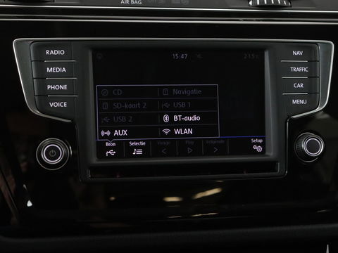 Volkswagen Touran 1.4 TSI R Line 7-persoons | Automaat | Stoelverwarming | Trekhaak | Camera | Massage | Adaptief LED | Parkeerhulp | Adaptive cruise