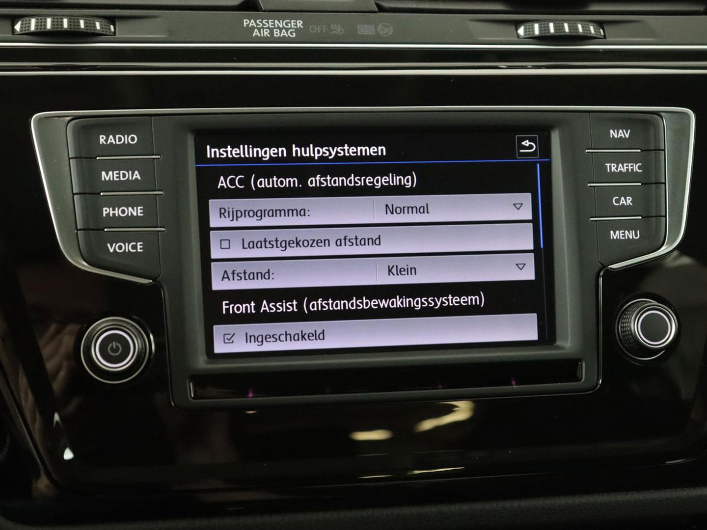 Volkswagen Touran 1.4 TSI R Line 7-persoons | Automaat | Stoelverwarming | Trekhaak | Camera | Massage | Adaptief LED | Parkeerhulp | Adaptive cruise
