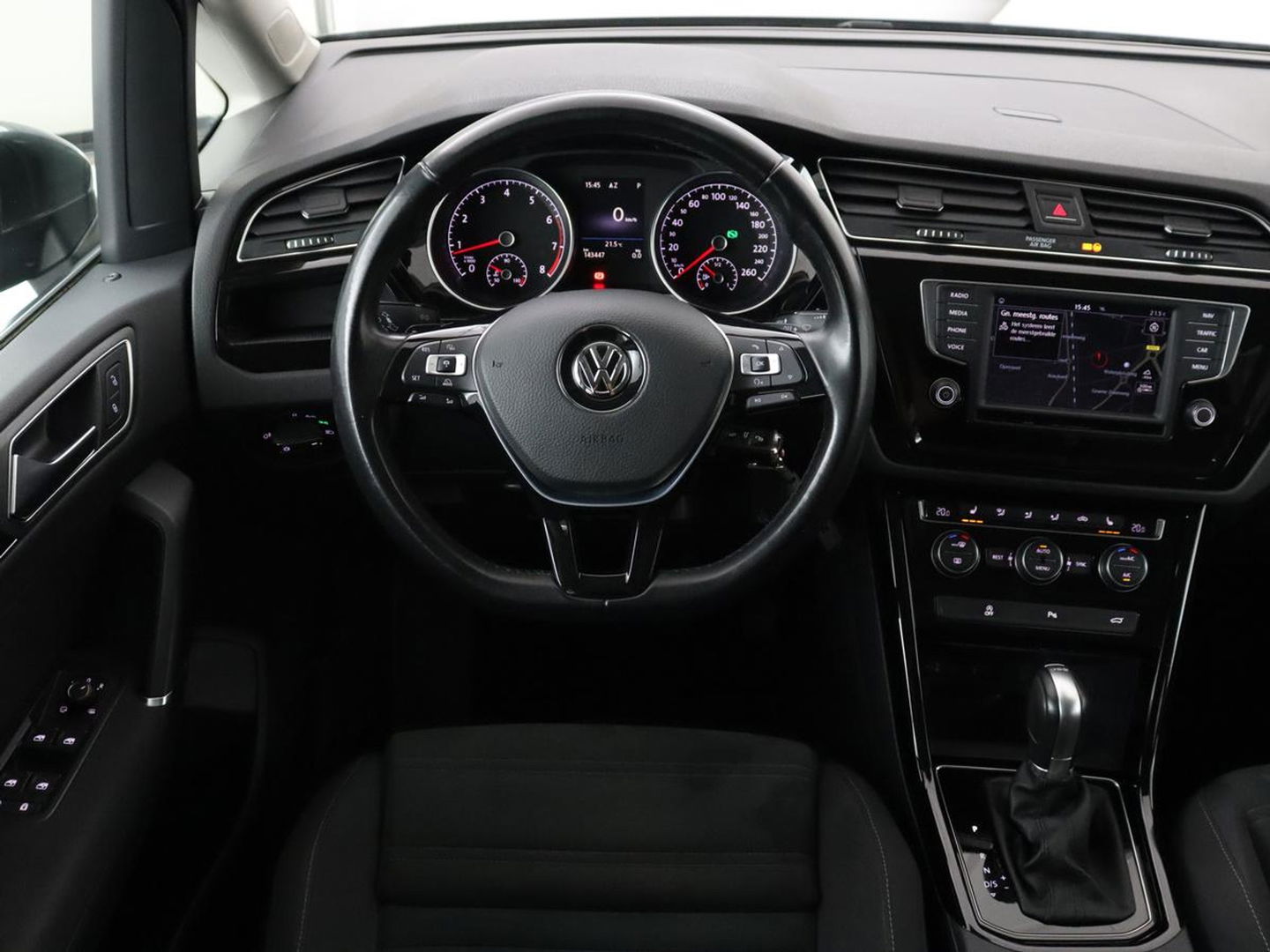 Volkswagen Touran 1.4 TSI R Line 7-persoons | Automaat | Stoelverwarming | Trekhaak | Camera | Massage | Adaptief LED | Parkeerhulp | Adaptive cruise