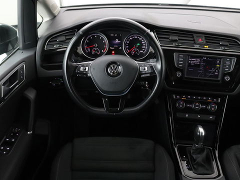 Volkswagen Touran 1.4 TSI R Line 7-persoons | Automaat | Stoelverwarming | Trekhaak | Camera | Massage | Adaptief LED | Parkeerhulp | Adaptive cruise