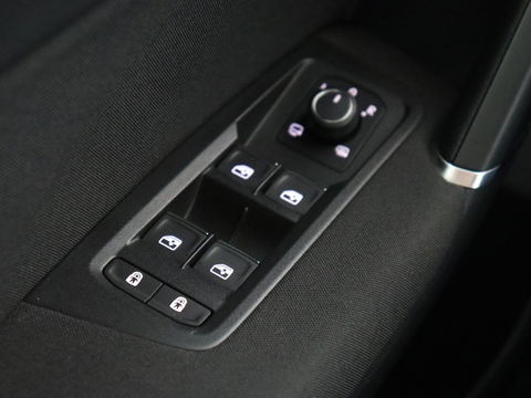 Volkswagen Touran 1.4 TSI R Line 7-persoons | Automaat | Stoelverwarming | Trekhaak | Camera | Massage | Adaptief LED | Parkeerhulp | Adaptive cruise