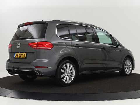 Volkswagen Touran 1.4 TSI R Line 7-persoons | Automaat | Stoelverwarming | Trekhaak | Camera | Massage | Adaptief LED | Parkeerhulp | Adaptive cruise