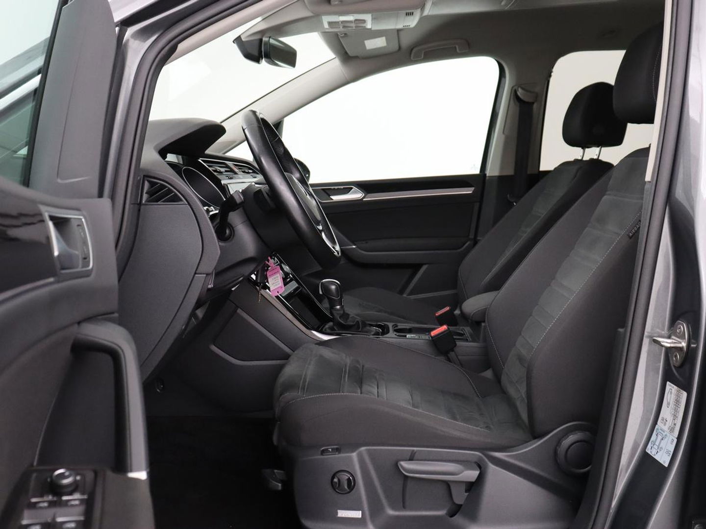Volkswagen Touran 1.4 TSI R Line 7-persoons | Automaat | Stoelverwarming | Trekhaak | Camera | Massage | Adaptief LED | Parkeerhulp | Adaptive cruise