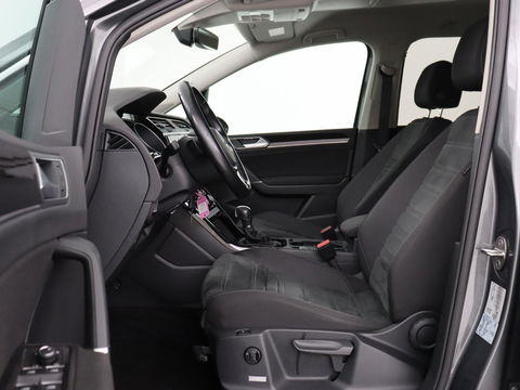 Volkswagen Touran 1.4 TSI R Line 7-persoons | Automaat | Stoelverwarming | Trekhaak | Camera | Massage | Adaptief LED | Parkeerhulp | Adaptive cruise