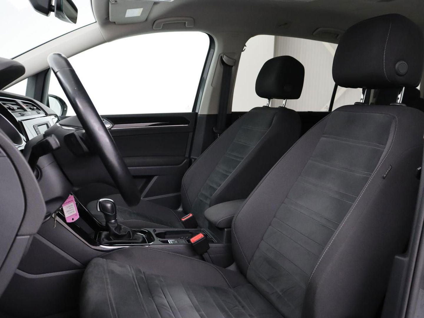 Volkswagen Touran 1.4 TSI R Line 7-persoons | Automaat | Stoelverwarming | Trekhaak | Camera | Massage | Adaptief LED | Parkeerhulp | Adaptive cruise