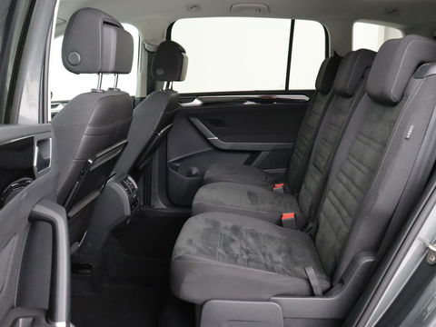 Volkswagen Touran 1.4 TSI R Line 7-persoons | Automaat | Stoelverwarming | Trekhaak | Camera | Massage | Adaptief LED | Parkeerhulp | Adaptive cruise
