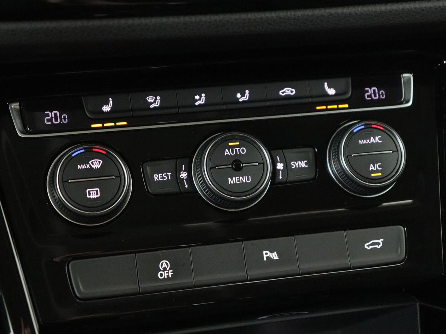 Volkswagen Touran 1.4 TSI R Line 7-persoons | Automaat | Stoelverwarming | Trekhaak | Camera | Massage | Adaptief LED | Parkeerhulp | Adaptive cruise