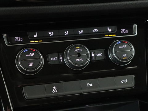 Volkswagen Touran 1.4 TSI R Line 7-persoons | Automaat | Stoelverwarming | Trekhaak | Camera | Massage | Adaptief LED | Parkeerhulp | Adaptive cruise