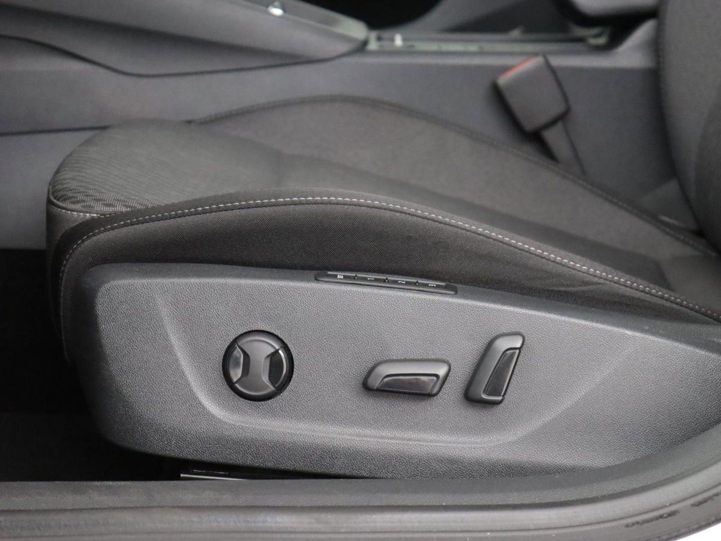 Škoda Octavia 1.4 TSI iV Business Edition Plus | Head-Up | Camera | Stoelverwarming | Side Assist | Achterbankverwarming | Carplay | Keyless | Elektrische voorstoelen | Memory | Sfeerverlichting | Navigatie | PHEV