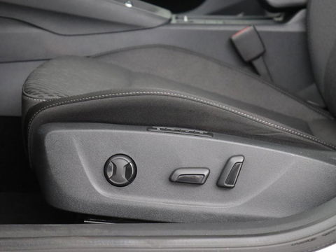 Škoda Octavia 1.4 TSI iV Business Edition Plus | Head-Up | Camera | Stoelverwarming | Side Assist | Achterbankverwarming | Carplay | Keyless | Elektrische voorstoelen | Memory | Sfeerverlichting | Navigatie | PHEV