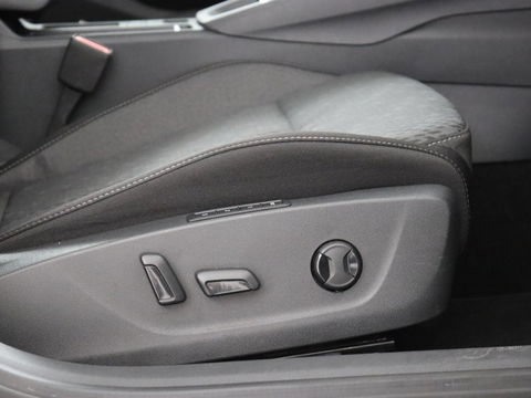 Škoda Octavia 1.4 TSI iV Business Edition Plus | Head-Up | Camera | Stoelverwarming | Side Assist | Achterbankverwarming | Carplay | Keyless | Elektrische voorstoelen | Memory | Sfeerverlichting | Navigatie | PHEV