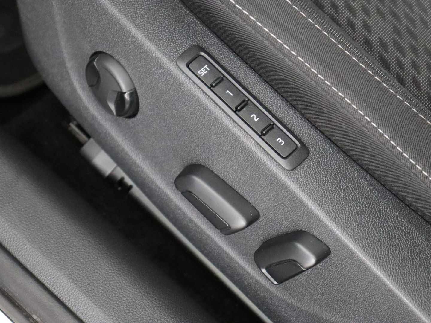 Škoda Octavia 1.4 TSI iV Business Edition Plus | Head-Up | Camera | Stoelverwarming | Side Assist | Achterbankverwarming | Carplay | Keyless | Elektrische voorstoelen | Memory | Sfeerverlichting | Navigatie | PHEV