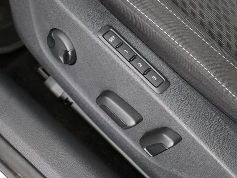 Škoda Octavia 1.4 TSI iV Business Edition Plus | Head-Up | Camera | Stoelverwarming | Side Assist | Achterbankverwarming | Carplay | Keyless | Elektrische voorstoelen | Memory | Sfeerverlichting | Navigatie | PHEV