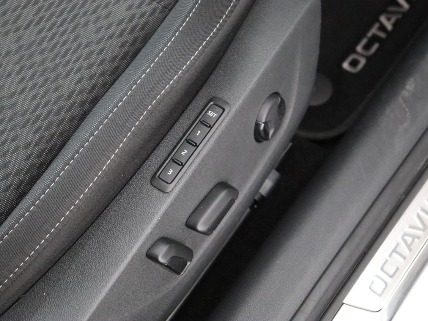 Škoda Octavia 1.4 TSI iV Business Edition Plus | Head-Up | Camera | Stoelverwarming | Side Assist | Achterbankverwarming | Carplay | Keyless | Elektrische voorstoelen | Memory | Sfeerverlichting | Navigatie | PHEV